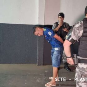 Após denúncia Choque interrompe festa em chácara e apreende pistola .40 em Sarandi Foto 4 Fotos de Após denúncia Choque interrompe festa em chácara e apreende pistola .40 em Sarandi