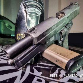 Após denúncia Choque interrompe festa em chácara e apreende pistola .40 em Sarandi Foto 5 Fotos de Após denúncia Choque interrompe festa em chácara e apreende pistola .40 em Sarandi