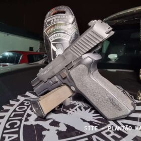 Após denúncia Choque interrompe festa em chácara e apreende pistola .40 em Sarandi Foto 6 Fotos de Após denúncia Choque interrompe festa em chácara e apreende pistola .40 em Sarandi