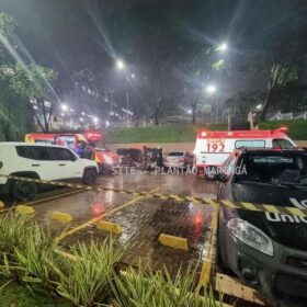 Carro com três estudantes cai de estacionamento de faculdade em Maringá Foto 3 Fotos de Carro com três estudantes cai de estacionamento de faculdade em Maringá