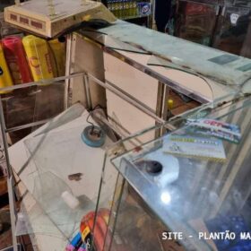 Homem morre ao se cortar em balcão de bar durante tentativa de furto em Maringá Foto 6 Fotos de Homem morre ao se cortar em balcão de bar durante tentativa de furto em Maringá