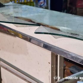Homem suspeito de furto morre ao cortar perna em balcão de vidro em Maringá Foto 15 Fotos de Homem suspeito de furto morre ao cortar perna em balcão de vidro em Maringá