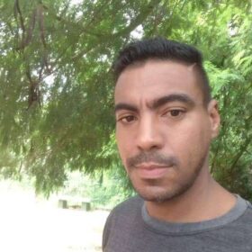 Homem suspeito de furto morre ao cortar perna em balcão de vidro em Maringá Foto 7 Fotos de Homem suspeito de furto morre ao cortar perna em balcão de vidro em Maringá