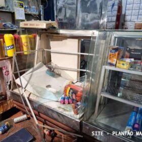 Homem suspeito de furto morre ao cortar perna em balcão de vidro em Maringá Foto 18 Fotos de Homem suspeito de furto morre ao cortar perna em balcão de vidro em Maringá