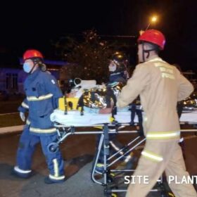 Motorista capota carro após bater em poste de avenida em Maringá Foto 2 Fotos de Motorista capota carro após bater em poste de avenida em Maringá