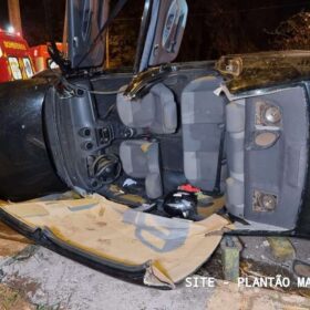 Motorista capota carro após bater em poste de avenida em Maringá Foto 3 Fotos de Motorista capota carro após bater em poste de avenida em Maringá