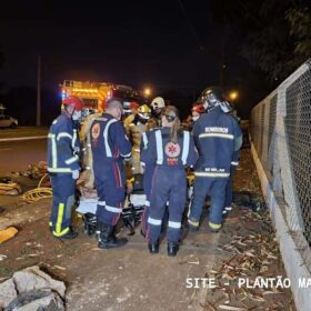 Motorista capota carro após bater em poste de avenida em Maringá Foto 4 Fotos de Motorista capota carro após bater em poste de avenida em Maringá