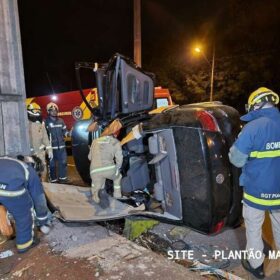 Motorista capota carro após bater em poste de avenida em Maringá Foto 5 Fotos de Motorista capota carro após bater em poste de avenida em Maringá