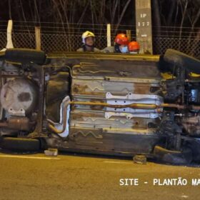 Motorista capota carro após bater em poste de avenida em Maringá Foto 14 Fotos de Motorista capota carro após bater em poste de avenida em Maringá