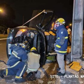 Motorista capota carro após bater em poste de avenida em Maringá Foto 6 Fotos de Motorista capota carro após bater em poste de avenida em Maringá