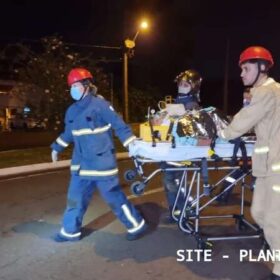 Motorista capota carro após bater em poste de avenida em Maringá Foto 8 Fotos de Motorista capota carro após bater em poste de avenida em Maringá