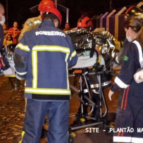 Motorista capota carro após bater em poste de avenida em Maringá Foto 9 Fotos de Motorista capota carro após bater em poste de avenida em Maringá