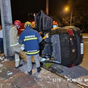 Motorista capota carro após bater em poste de avenida em Maringá Foto 10 Fotos de Motorista capota carro após bater em poste de avenida em Maringá