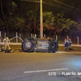 Motorista capota carro após bater em poste de avenida em Maringá Foto 17 Fotos de Motorista capota carro após bater em poste de avenida em Maringá