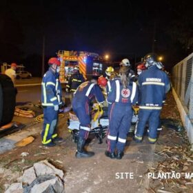 Motorista capota carro após bater em poste de avenida em Maringá Foto 11 Fotos de Motorista capota carro após bater em poste de avenida em Maringá