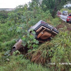 Motorista fica ferido após perder controle de carro e sair da pista em Maringá Foto 3 Fotos de Motorista fica ferido após perder controle de carro e sair da pista em Maringá