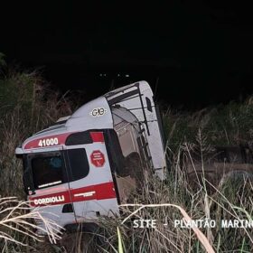 Motorista morre após bater carro de frente com carreta na Região de Maringá Foto 14 Fotos de Motorista morre após bater carro de frente com carreta na Região de Maringá