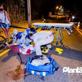 Motociclista na contramão é intubado após invadir preferencial e bater contra carro em Maringá Foto 2 Fotos de Motociclista na contramão é intubado após invadir preferencial e bater contra carro em Maringá