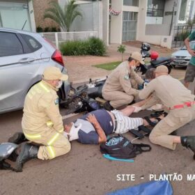 Pai e filho ficam feridos após moto bater na traseira de carro estacionado em Maringá Foto 1 Fotos de Pai e filho ficam feridos após moto bater na traseira de carro estacionado em Maringá