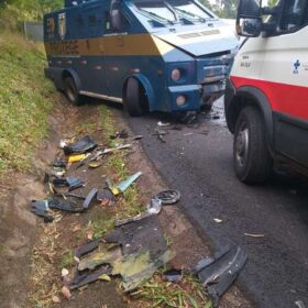 Policial rodoviário sofre ferimentos graves ao bater viatura contra carro forte na região Foto 3 Fotos de Policial rodoviário sofre ferimentos graves ao bater viatura contra carro forte na região