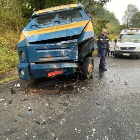 Policial rodoviário sofre ferimentos graves ao bater viatura contra carro forte na região Foto 1 Fotos de Policial rodoviário sofre ferimentos graves ao bater viatura contra carro forte na região