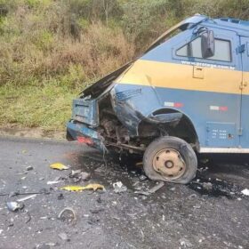 Policial rodoviário sofre ferimentos graves ao bater viatura contra carro forte na região Foto 5 Fotos de Policial rodoviário sofre ferimentos graves ao bater viatura contra carro forte na região