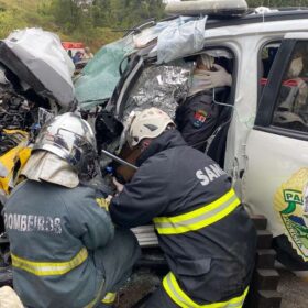 Policial rodoviário sofre ferimentos graves ao bater viatura contra carro forte na região Foto 2 Fotos de Policial rodoviário sofre ferimentos graves ao bater viatura contra carro forte na região