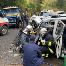 Policial rodoviário sofre ferimentos graves ao bater viatura contra carro forte na região Foto 14 Fotos de Policial rodoviário sofre ferimentos graves ao bater viatura contra carro forte na região