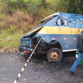 Policial rodoviário sofre ferimentos graves ao bater viatura contra carro forte na região Foto 19 Fotos de Policial rodoviário sofre ferimentos graves ao bater viatura contra carro forte na região