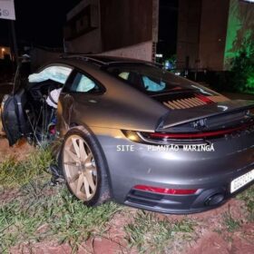 Porsche avaliado em mais de R$ 1 milhão é destruído após motorista bater em quatro carros estacionados em Maringá Foto 14 Fotos de Porsche avaliado em mais de R$ 1 milhão é destruído após motorista bater em quatro carros estacionados em Maringá