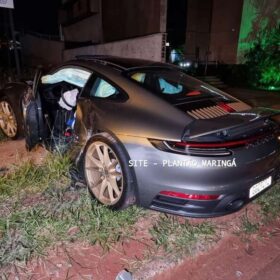 Porsche avaliado em mais de R$ 1 milhão é destruído após motorista bater em quatro carros estacionados em Maringá Foto 4 Fotos de Porsche avaliado em mais de R$ 1 milhão é destruído após motorista bater em quatro carros estacionados em Maringá