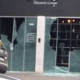 Câmera de segurança registra homem atirando contra tabacaria em Maringá Foto 1 Fotos de Câmera de segurança registra homem atirando contra tabacaria em Maringá