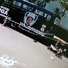 Câmera registra motorista invadindo preferencial e deixando motociclista em estado gravíssimo em Maringá Foto 2 Fotos de Câmera registra motorista invadindo preferencial e deixando motociclista em estado gravíssimo em Maringá