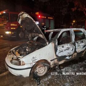 Em Maringá; Após acidente casal coloca fogo em carro roubado Foto 2 Fotos de Em Maringá; Após acidente casal coloca fogo em carro roubado