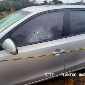 Carro destruído por árvore é furtado e utilizado para destruir porta de loja durante furto em Maringá Foto 2 Fotos de Carro destruído por árvore é furtado e utilizado para destruir porta de loja durante furto em Maringá
