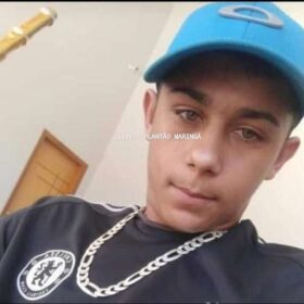 Carro destruído por árvore é furtado e utilizado para destruir porta de loja durante furto em Maringá Foto 6 Fotos de Carro destruído por árvore é furtado e utilizado para destruir porta de loja durante furto em Maringá