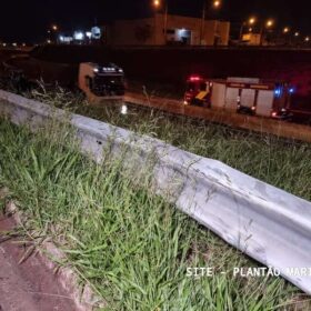 Motociclista despenca de uma altura de aproximadamente 5 metros e cai no Contorno Norte em Maringá Foto 10 Fotos de Motociclista despenca de uma altura de aproximadamente 5 metros e cai no Contorno Norte em Maringá
