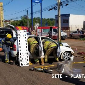 Caminhão faz conversão proibida e deixa 6 pessoas feridas em Maringá Foto 4 Fotos de Caminhão faz conversão proibida e deixa 6 pessoas feridas em Maringá