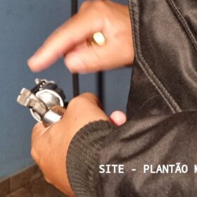 Deficiente físico atira e acerta ladrão durante furto a residência em Maringá Foto 4 Fotos de Deficiente físico atira e acerta ladrão durante furto a residência em Maringá