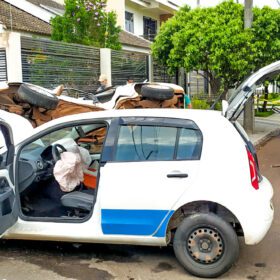 Duas pessoas ficam feridas após colisão seguida de tombamento em Maringá Foto 2 Fotos de Duas pessoas ficam feridas após colisão seguida de tombamento em Maringá