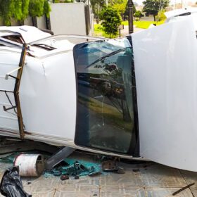 Duas pessoas ficam feridas após colisão seguida de tombamento em Maringá Foto 3 Fotos de Duas pessoas ficam feridas após colisão seguida de tombamento em Maringá