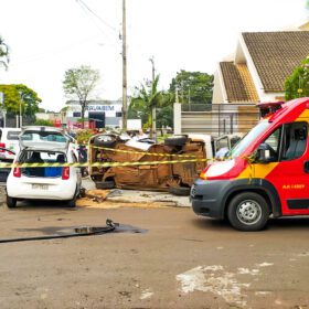 Duas pessoas ficam feridas após colisão seguida de tombamento em Maringá Foto 5 Fotos de Duas pessoas ficam feridas após colisão seguida de tombamento em Maringá