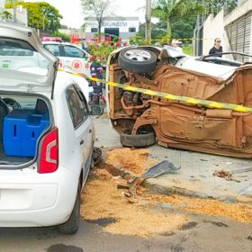 Duas pessoas ficam feridas após colisão seguida de tombamento em Maringá Foto 7 Fotos de Duas pessoas ficam feridas após colisão seguida de tombamento em Maringá
