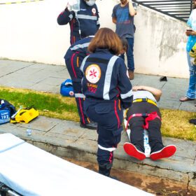 Duas pessoas ficam feridas após colisão seguida de tombamento em Maringá Foto 8 Fotos de Duas pessoas ficam feridas após colisão seguida de tombamento em Maringá