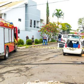 Duas pessoas ficam feridas após colisão seguida de tombamento em Maringá Foto 9 Fotos de Duas pessoas ficam feridas após colisão seguida de tombamento em Maringá