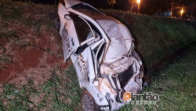 Fotos de Carro fica destruído após capotamento em Sarandi