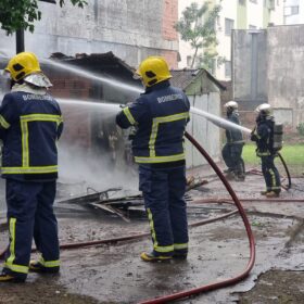 Incêndio em pensionato deixa um morto e três pessoas gravemente feridas em Maringá Foto 4 Fotos de Incêndio em pensionato deixa um morto e três pessoas gravemente feridas em Maringá