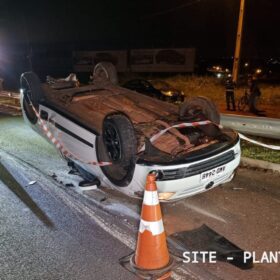 Jovem de 20 anos morre após capotamento em Maringá Foto 3 Fotos de Jovem de 20 anos morre após capotamento em Maringá