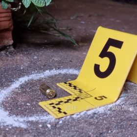 Jovem é morto a tiros após ser chamado no portão de residência em Sarandi Foto 10 Fotos de Jovem é morto a tiros após ser chamado no portão de residência em Sarandi