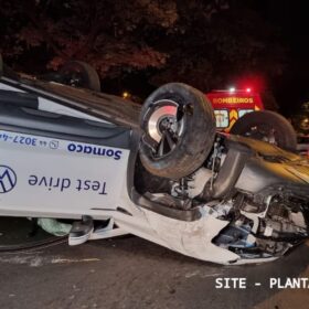 Motorista fica ferido após bater em árvore e capotar em Maringá Foto 2 Fotos de Motorista fica ferido após bater em árvore e capotar em Maringá